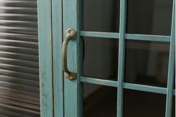 アンティーク家具　アンティークペイント　モールガラス入り食器棚(キッチンキャビネット、収納棚)