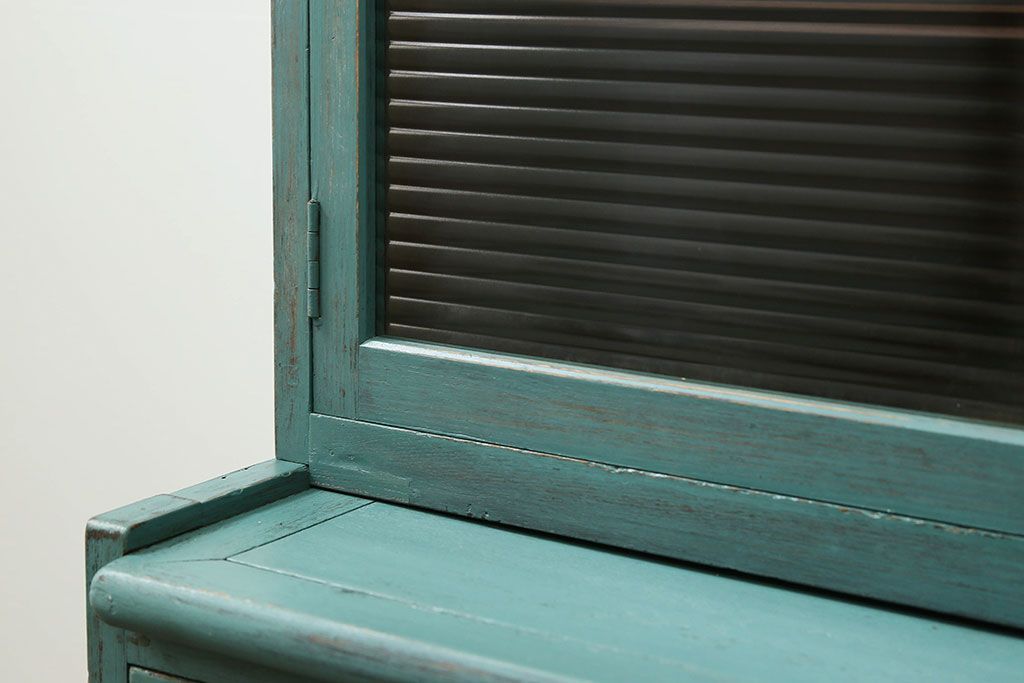 アンティーク家具　アンティークペイント　モールガラス入り食器棚(キッチンキャビネット、収納棚)