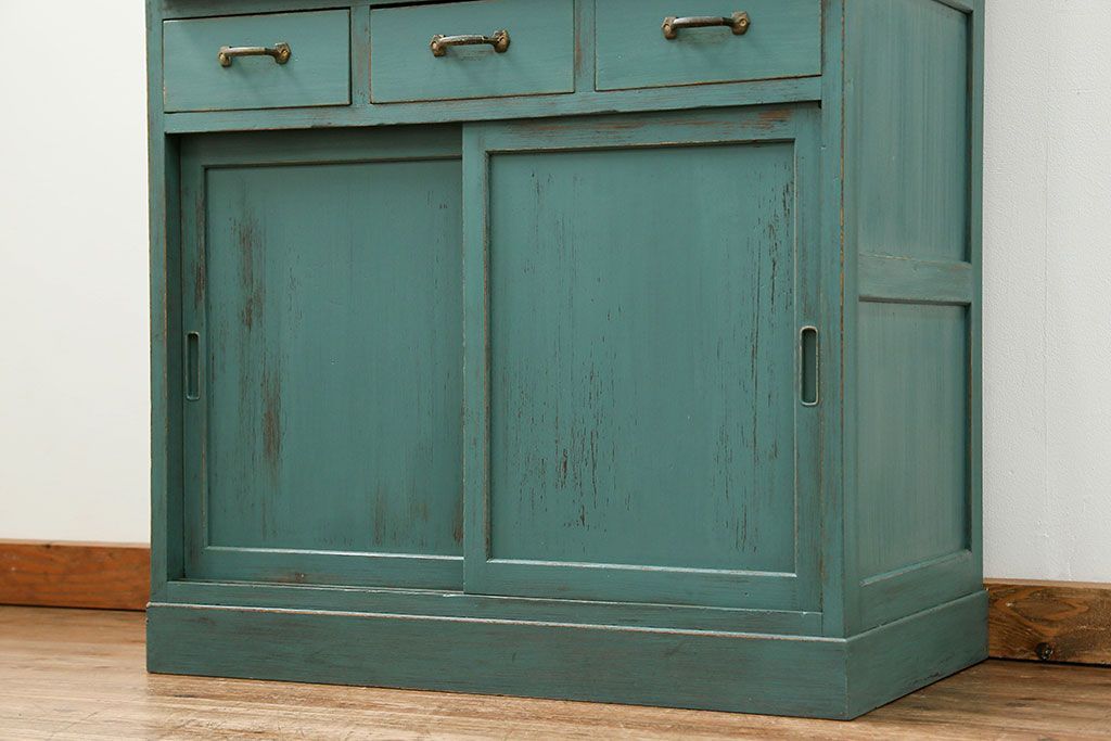 アンティーク家具　アンティークペイント　モールガラス入り食器棚(キッチンキャビネット、収納棚)