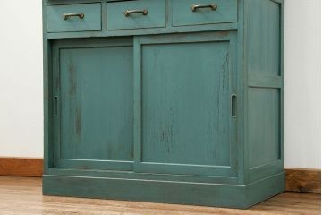 アンティーク家具　アンティークペイント　モールガラス入り食器棚(キッチンキャビネット、収納棚)