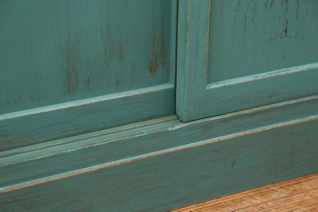 アンティーク家具　アンティークペイント　モールガラス入り食器棚(キッチンキャビネット、収納棚)