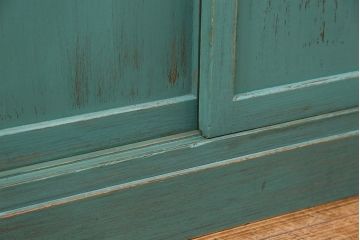 アンティーク家具　アンティークペイント　モールガラス入り食器棚(キッチンキャビネット、収納棚)