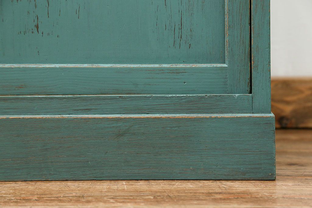 アンティーク家具　アンティークペイント　モールガラス入り食器棚(キッチンキャビネット、収納棚)