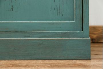 アンティーク家具　アンティークペイント　モールガラス入り食器棚(キッチンキャビネット、収納棚)