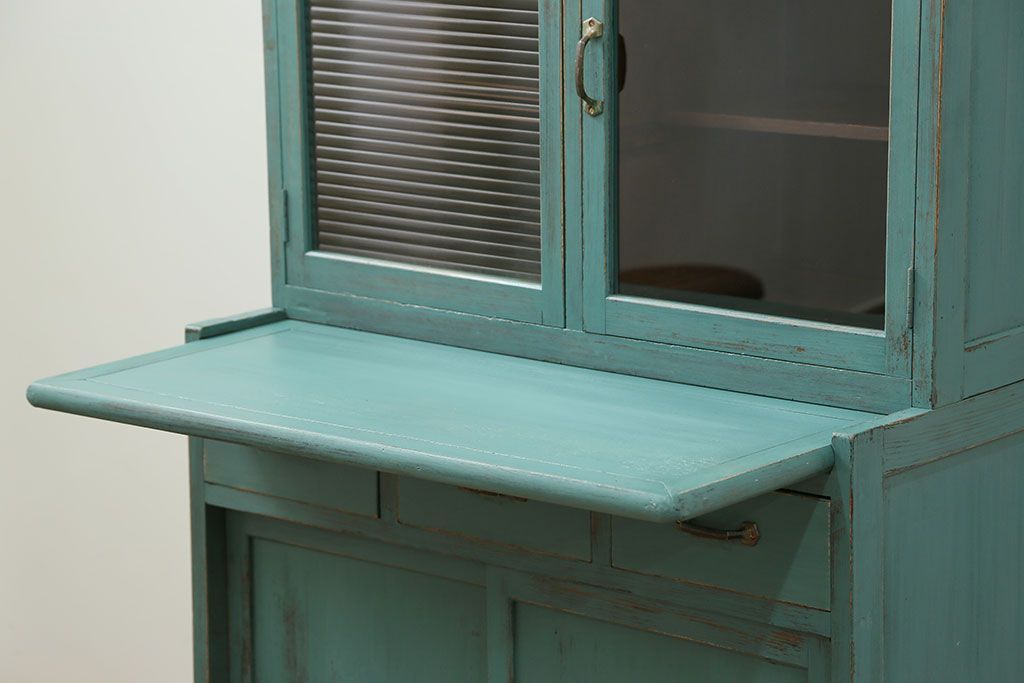 アンティーク家具　アンティークペイント　モールガラス入り食器棚(キッチンキャビネット、収納棚)