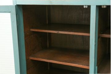 アンティーク家具　アンティークペイント　モールガラス入り食器棚(キッチンキャビネット、収納棚)