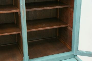 アンティーク家具　アンティークペイント　モールガラス入り食器棚(キッチンキャビネット、収納棚)