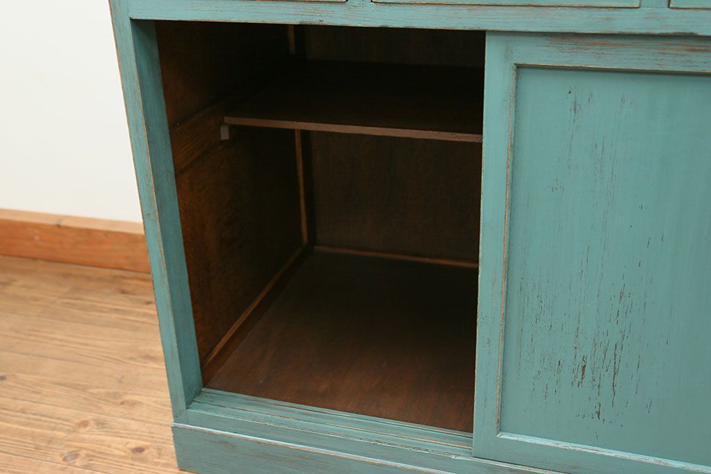 アンティーク家具　アンティークペイント　モールガラス入り食器棚(キッチンキャビネット、収納棚)