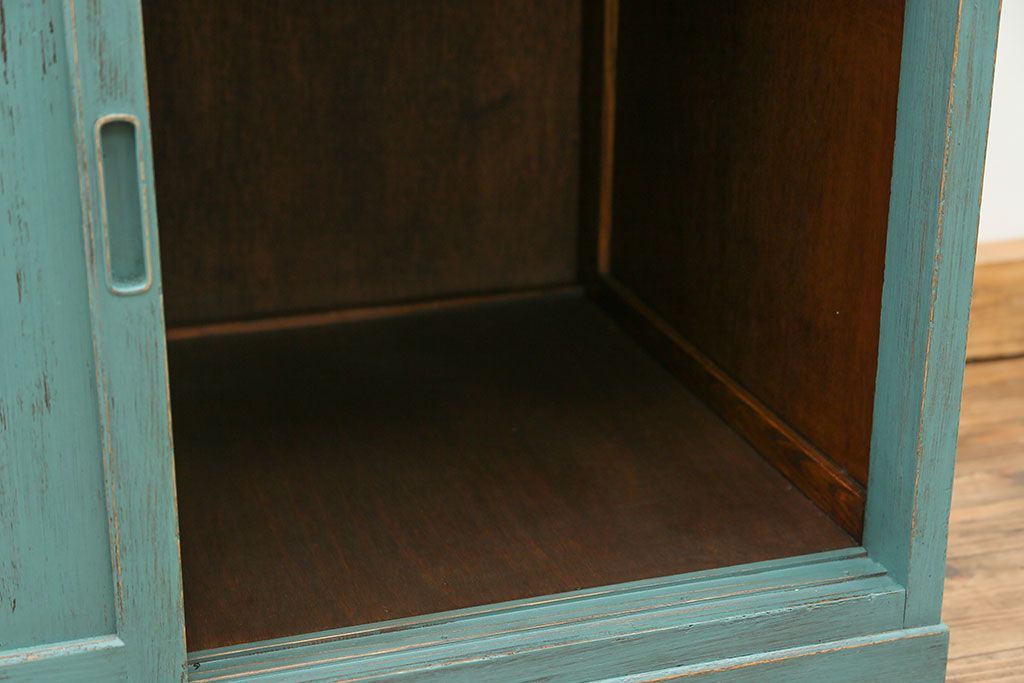 アンティーク家具　アンティークペイント　モールガラス入り食器棚(キッチンキャビネット、収納棚)