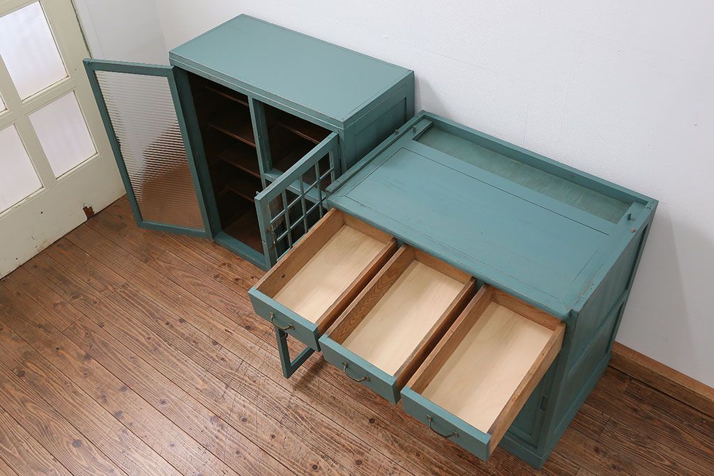 アンティーク家具　アンティークペイント　モールガラス入り食器棚(キッチンキャビネット、収納棚)