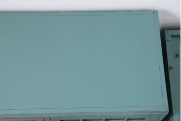 アンティーク家具　アンティークペイント　モールガラス入り食器棚(キッチンキャビネット、収納棚)