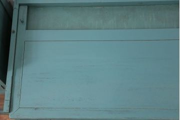 アンティーク家具　アンティークペイント　モールガラス入り食器棚(キッチンキャビネット、収納棚)