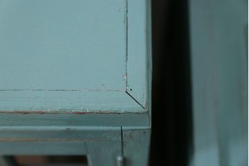 アンティーク家具　アンティークペイント　モールガラス入り食器棚(キッチンキャビネット、収納棚)