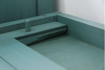 アンティーク家具　アンティークペイント　モールガラス入り食器棚(キッチンキャビネット、収納棚)