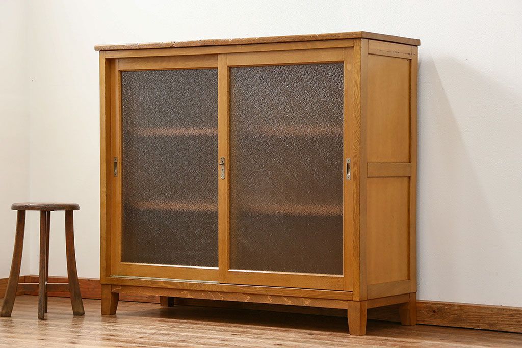 レトロ家具　昭和レトロ 古いダイヤガラスの脚付き収納棚　(キャビネット、食器棚)