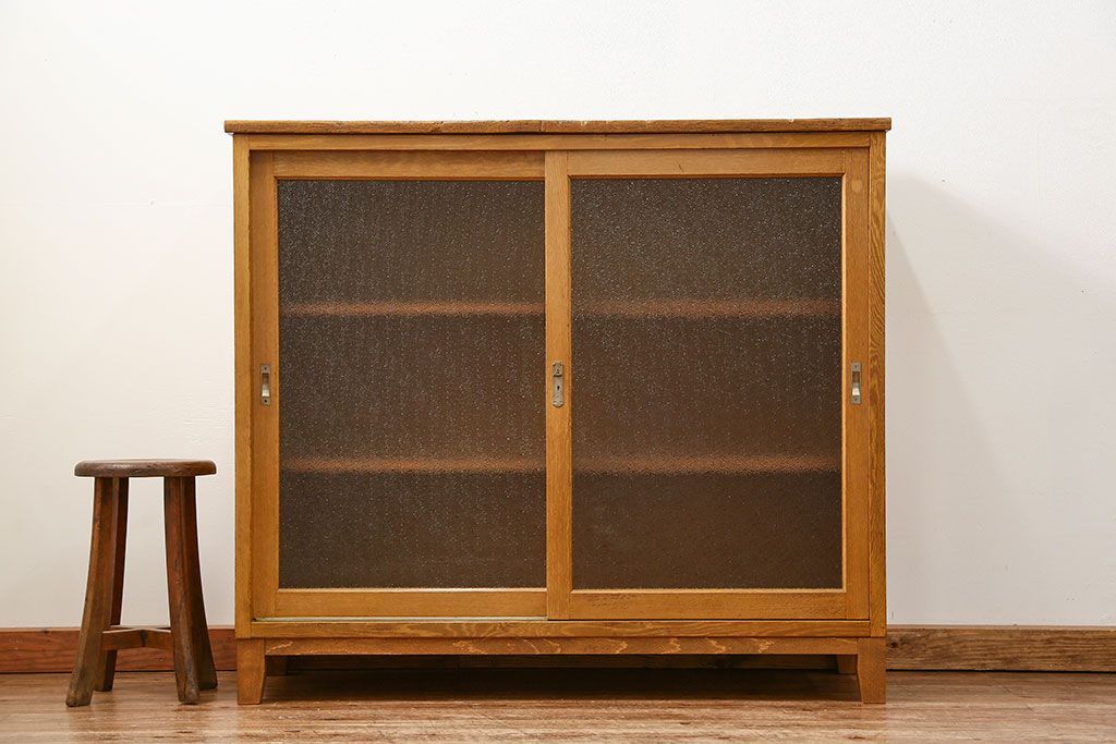 レトロ家具　昭和レトロ 古いダイヤガラスの脚付き収納棚　(キャビネット、食器棚)