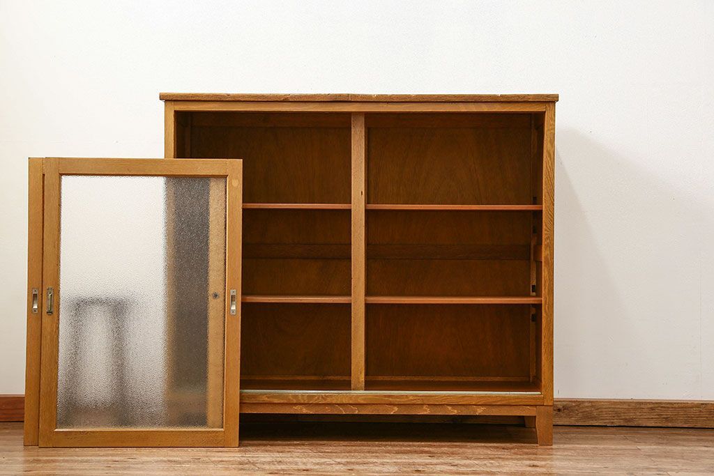 レトロ家具　昭和レトロ 古いダイヤガラスの脚付き収納棚　(キャビネット、食器棚)
