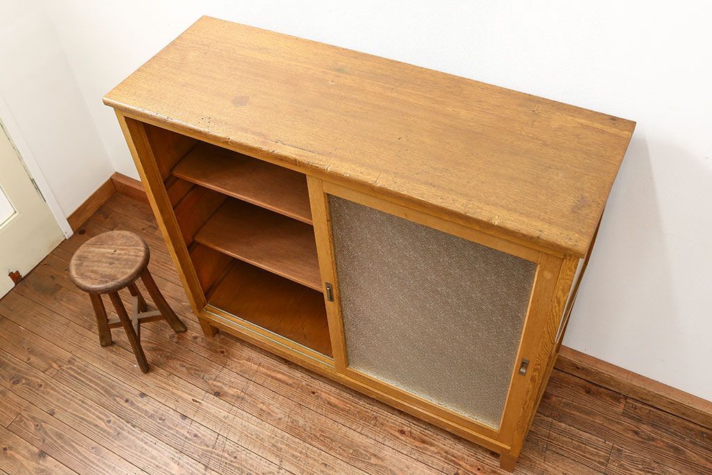 レトロ家具　昭和レトロ 古いダイヤガラスの脚付き収納棚　(キャビネット、食器棚)