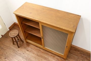 レトロ家具　昭和レトロ 古いダイヤガラスの脚付き収納棚　(キャビネット、食器棚)