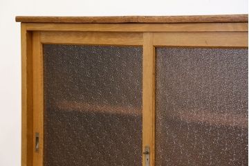 レトロ家具　昭和レトロ 古いダイヤガラスの脚付き収納棚　(キャビネット、食器棚)