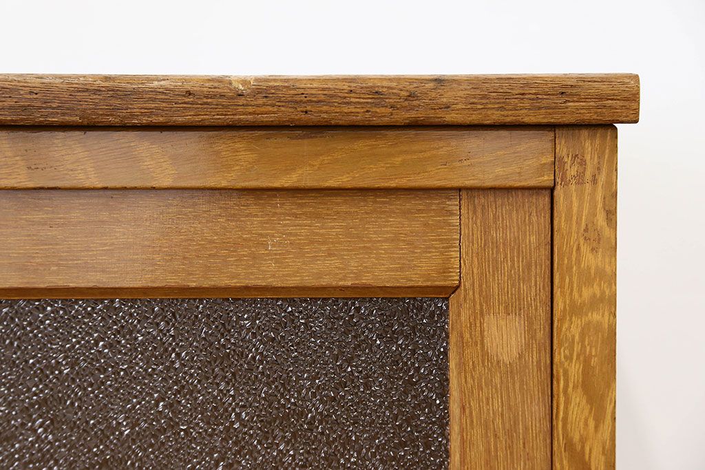 レトロ家具　昭和レトロ 古いダイヤガラスの脚付き収納棚　(キャビネット、食器棚)