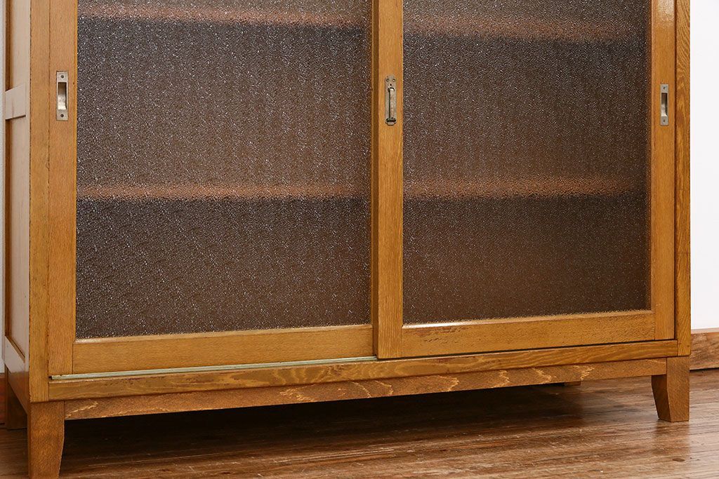 レトロ家具　昭和レトロ 古いダイヤガラスの脚付き収納棚　(キャビネット、食器棚)