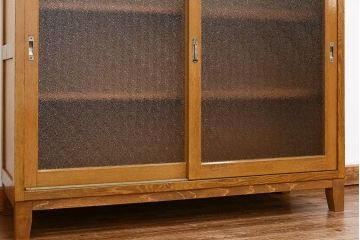 レトロ家具　昭和レトロ 古いダイヤガラスの脚付き収納棚　(キャビネット、食器棚)