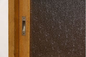 レトロ家具　昭和レトロ 古いダイヤガラスの脚付き収納棚　(キャビネット、食器棚)