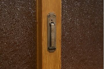 レトロ家具　昭和レトロ 古いダイヤガラスの脚付き収納棚　(キャビネット、食器棚)