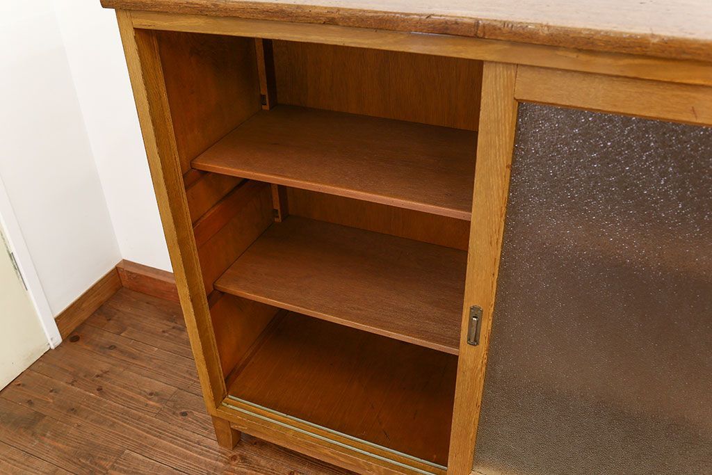 レトロ家具　昭和レトロ 古いダイヤガラスの脚付き収納棚　(キャビネット、食器棚)