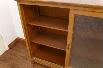 レトロ家具　昭和レトロ 古いダイヤガラスの脚付き収納棚　(キャビネット、食器棚)