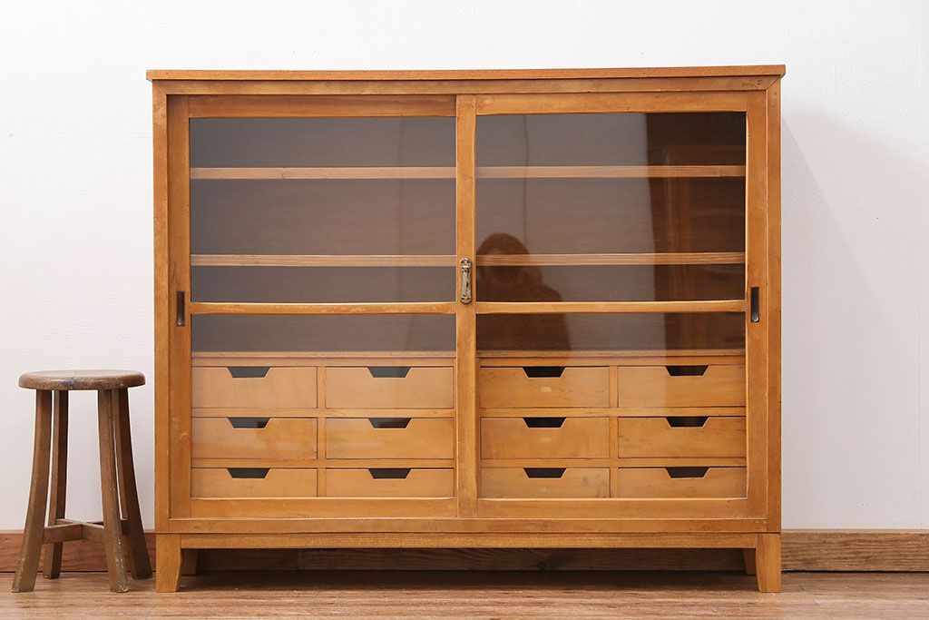 アンティーク家具　アンティーク 引き出し付き薄型脚付き収納棚(1)(キャビネット)