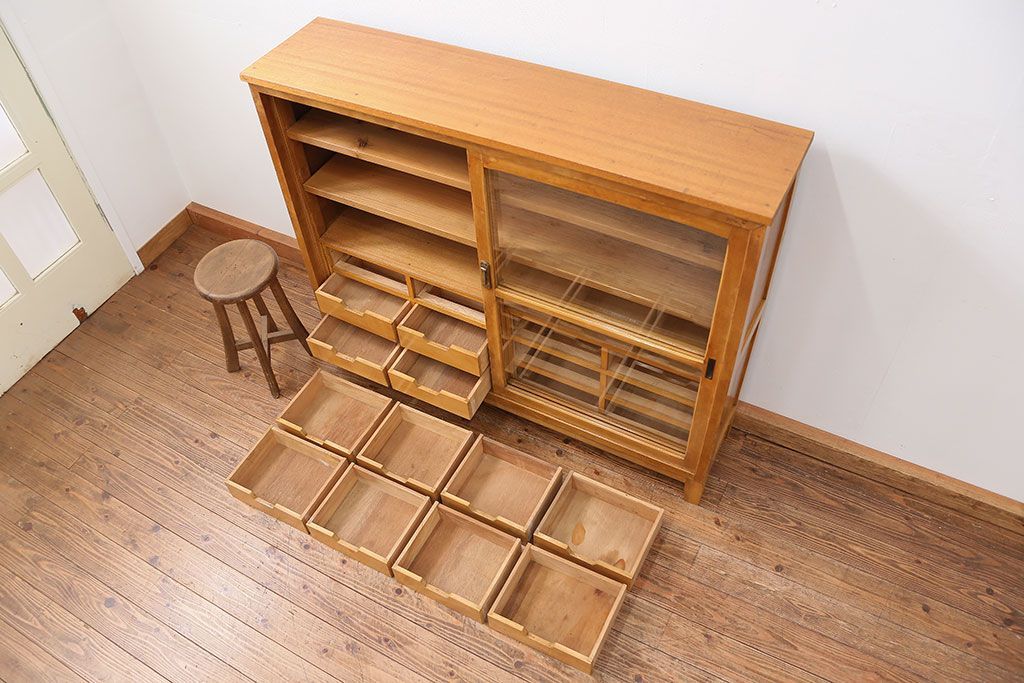 アンティーク家具　アンティーク 引き出し付き薄型脚付き収納棚(1)(キャビネット)