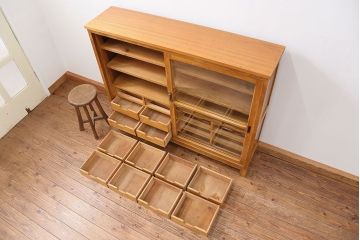 アンティーク家具　アンティーク 引き出し付き薄型脚付き収納棚(1)(キャビネット)