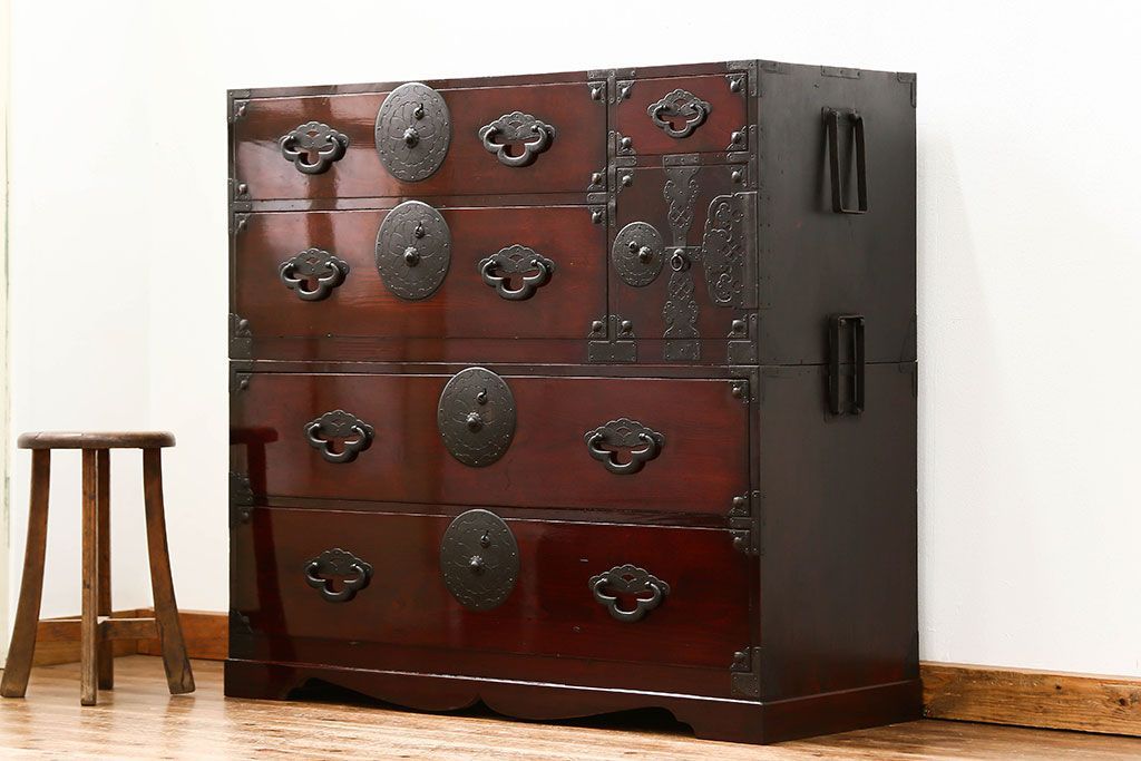 アンティーク家具　古民具・骨董 前面欅材の漆のキレイな味わい深い　米沢箪笥(時代箪笥)