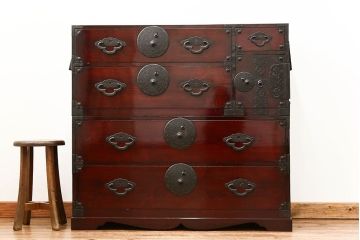 アンティーク家具　古民具・骨董 前面欅材の漆のキレイな味わい深い　米沢箪笥(時代箪笥)