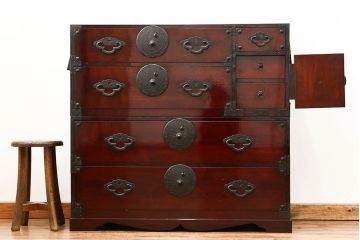 アンティーク家具　古民具・骨董 前面欅材の漆のキレイな味わい深い　米沢箪笥(時代箪笥)