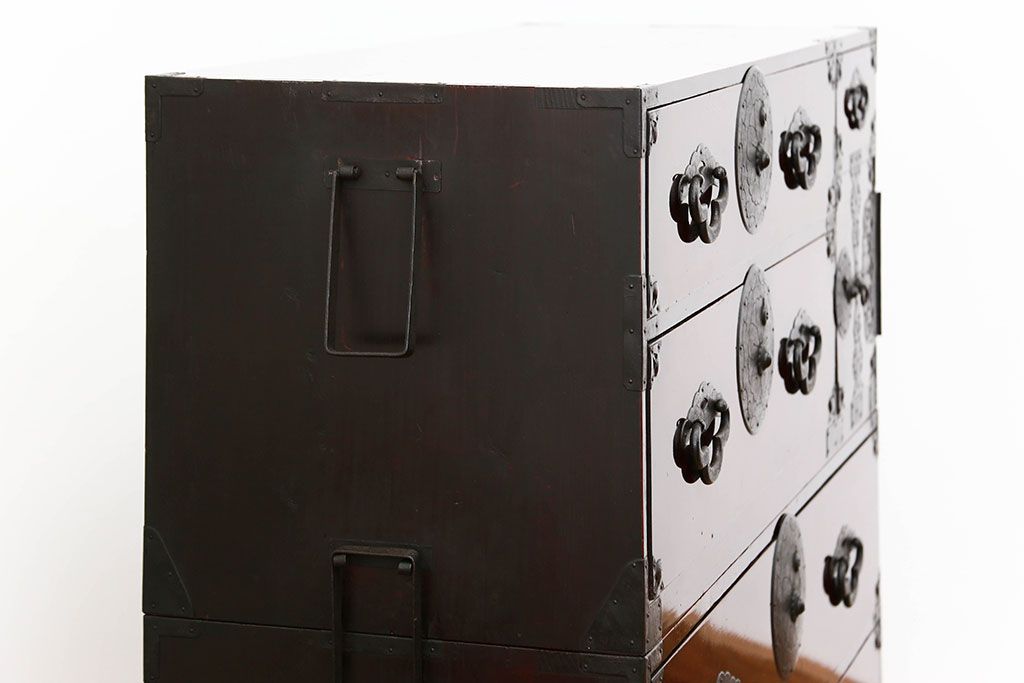 アンティーク家具　古民具・骨董 前面欅材の漆のキレイな味わい深い　米沢箪笥(時代箪笥)