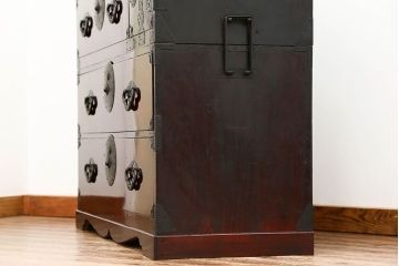 アンティーク家具　古民具・骨董 前面欅材の漆のキレイな味わい深い　米沢箪笥(時代箪笥)