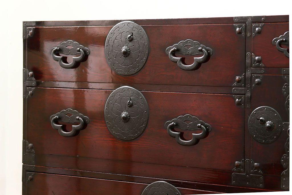 アンティーク家具　古民具・骨董 前面欅材の漆のキレイな味わい深い　米沢箪笥(時代箪笥)