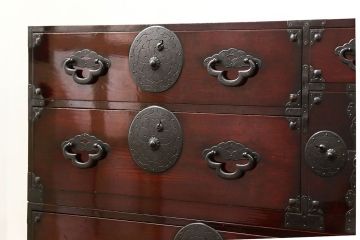 アンティーク家具　古民具・骨董 前面欅材の漆のキレイな味わい深い　米沢箪笥(時代箪笥)