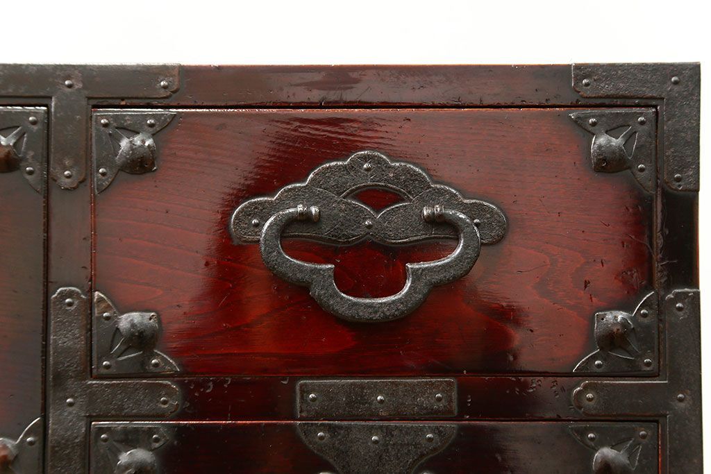 アンティーク家具　古民具・骨董 前面欅材の漆のキレイな味わい深い　米沢箪笥(時代箪笥)