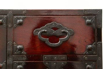 アンティーク家具　古民具・骨董 前面欅材の漆のキレイな味わい深い　米沢箪笥(時代箪笥)