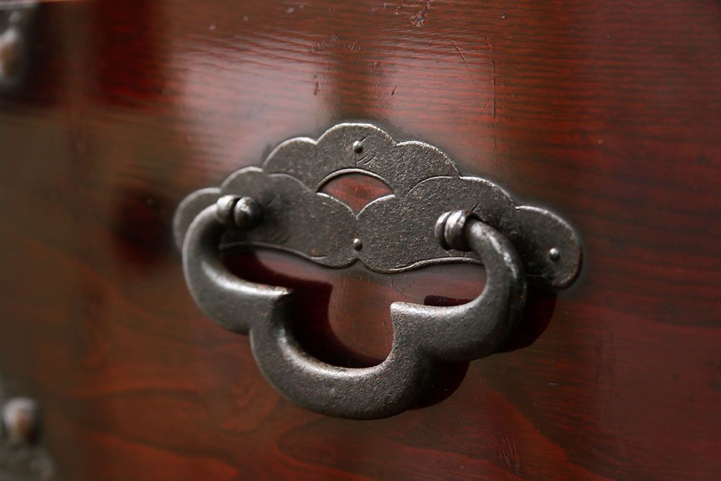 アンティーク家具　古民具・骨董 前面欅材の漆のキレイな味わい深い　米沢箪笥(時代箪笥)