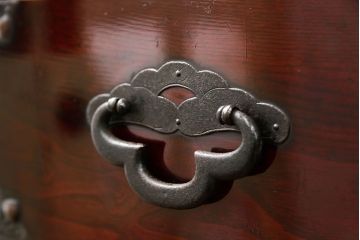 アンティーク家具　古民具・骨董 前面欅材の漆のキレイな味わい深い　米沢箪笥(時代箪笥)