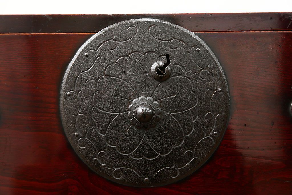 アンティーク家具　古民具・骨董 前面欅材の漆のキレイな味わい深い　米沢箪笥(時代箪笥)