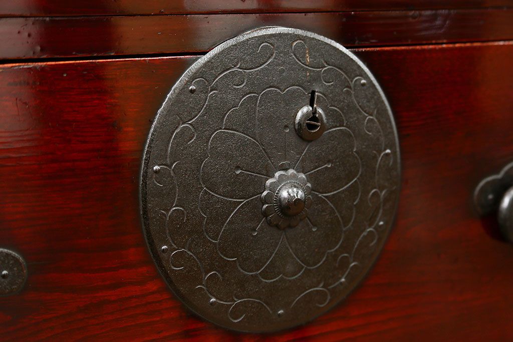 アンティーク家具　古民具・骨董 前面欅材の漆のキレイな味わい深い　米沢箪笥(時代箪笥)