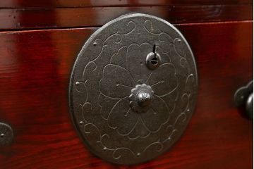 アンティーク家具　古民具・骨董 前面欅材の漆のキレイな味わい深い　米沢箪笥(時代箪笥)