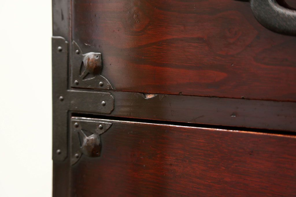 アンティーク家具　古民具・骨董 前面欅材の漆のキレイな味わい深い　米沢箪笥(時代箪笥)