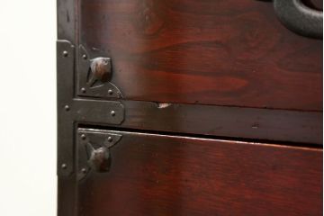 アンティーク家具　古民具・骨董 前面欅材の漆のキレイな味わい深い　米沢箪笥(時代箪笥)